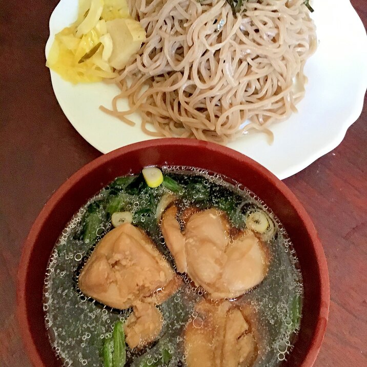 塩麹漬け鶏モモとほうれん草の盛り蕎麦。